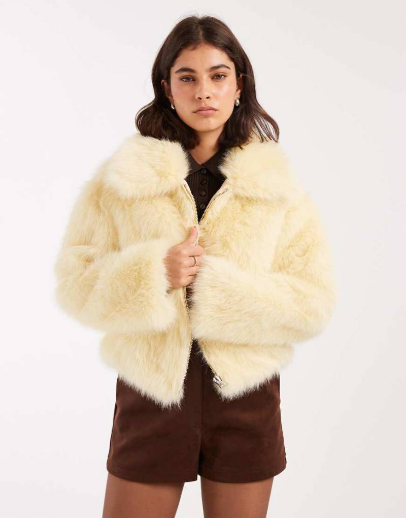 Miss Selfridge - Kunstpelz-Bomberjacke in Buttermilchgelb mit Kragendetail von Miss Selfridge