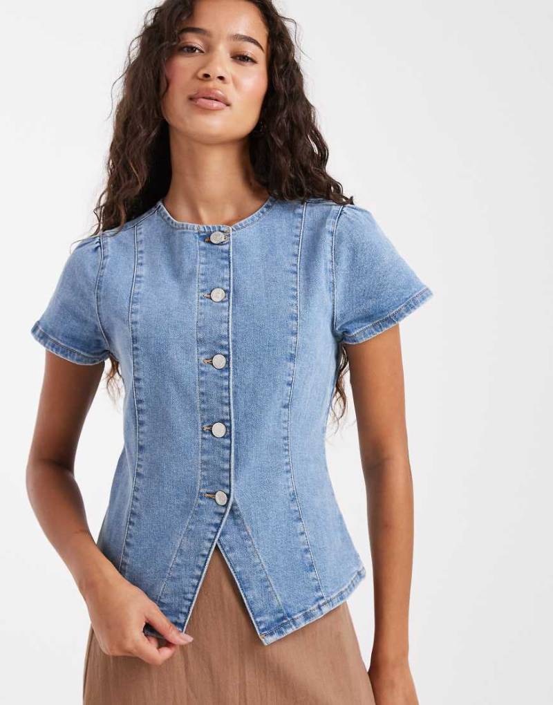 Miss Selfridge - Kurzärmliges, asymmetrisches Jeans-Oberteil in blauer Waschung Miss Selfridge - Kurzärmliges, asymmetrisches Jeans-Oberteil in blauer Waschung von Miss Selfridge
