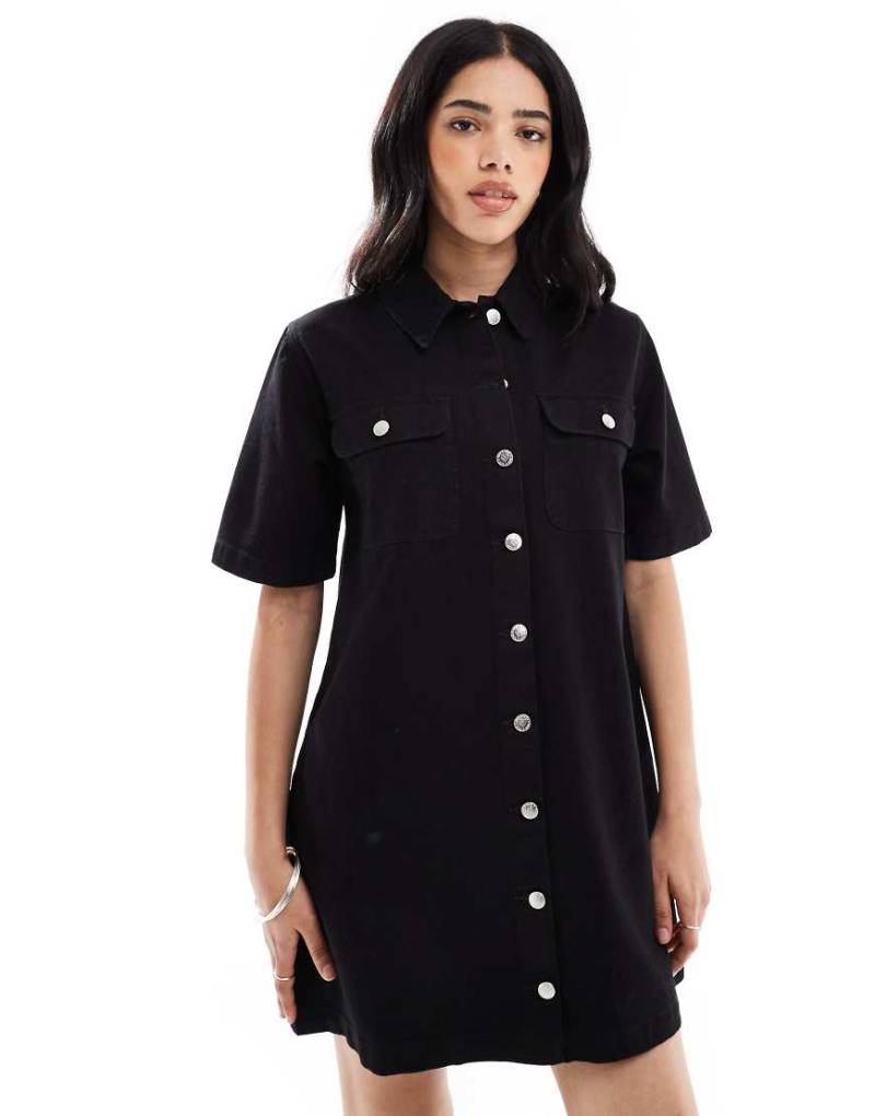 Miss Selfridge - Kurzärmliges Jeans-Hemdkleid in schwarzer Waschung mit Oversize-Schnitt von Miss Selfridge