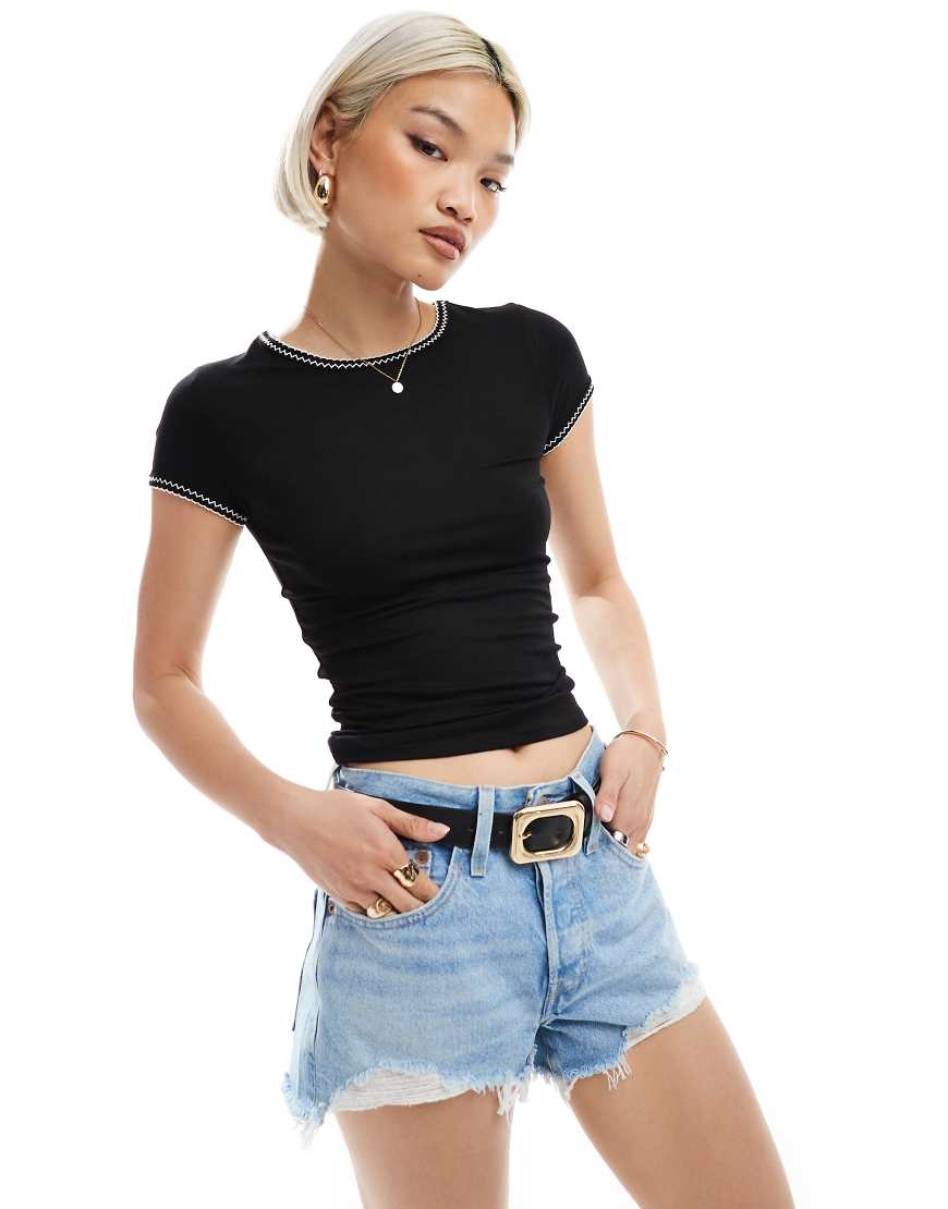 Miss Selfridge - Kurzärmliges Oberteil in Schwarz mit Langettenstich und Rundhalsausschnitt von Miss Selfridge