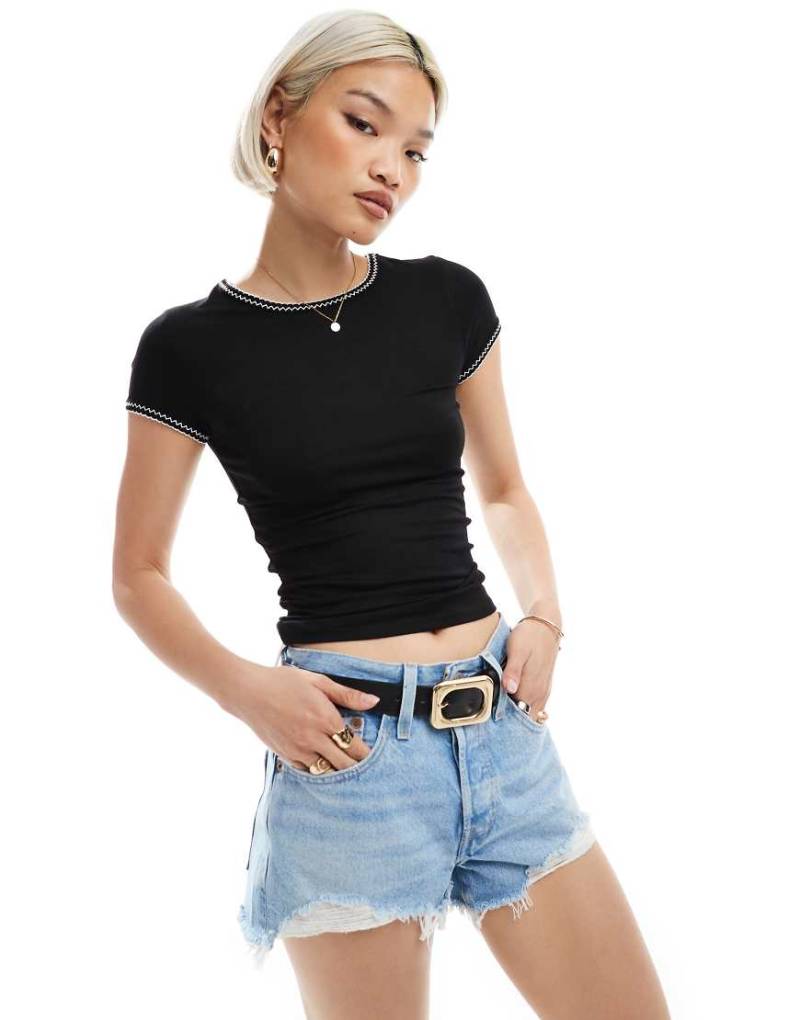 Miss Selfridge - Kurzärmliges Oberteil in Schwarz mit Langettenstich und Rundhalsausschnitt von Miss Selfridge