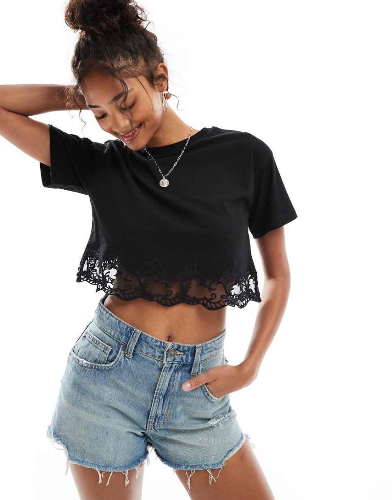 Miss Selfridge - Kurzärmliges T-Shirt in Schwarz mit Spitzensaum Miss Selfridge - Kurzärmliges T-Shirt in Schwarz mit Spitzensaum von Miss Selfridge