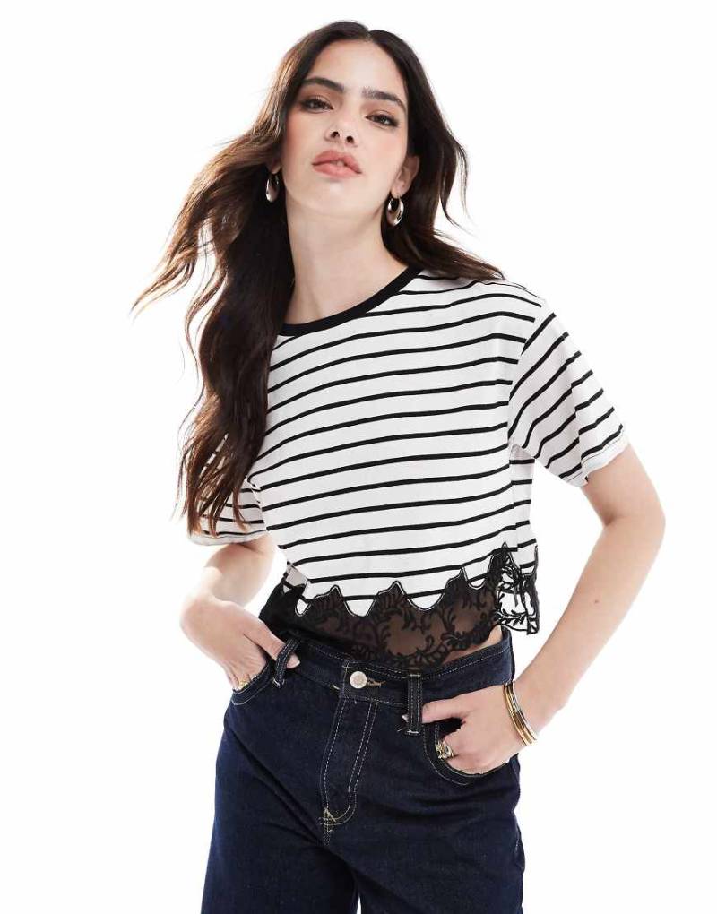 Miss Selfridge - Kurzarm-T-Shirt mit Streifen und Spitzensaum-Bunt von Miss Selfridge