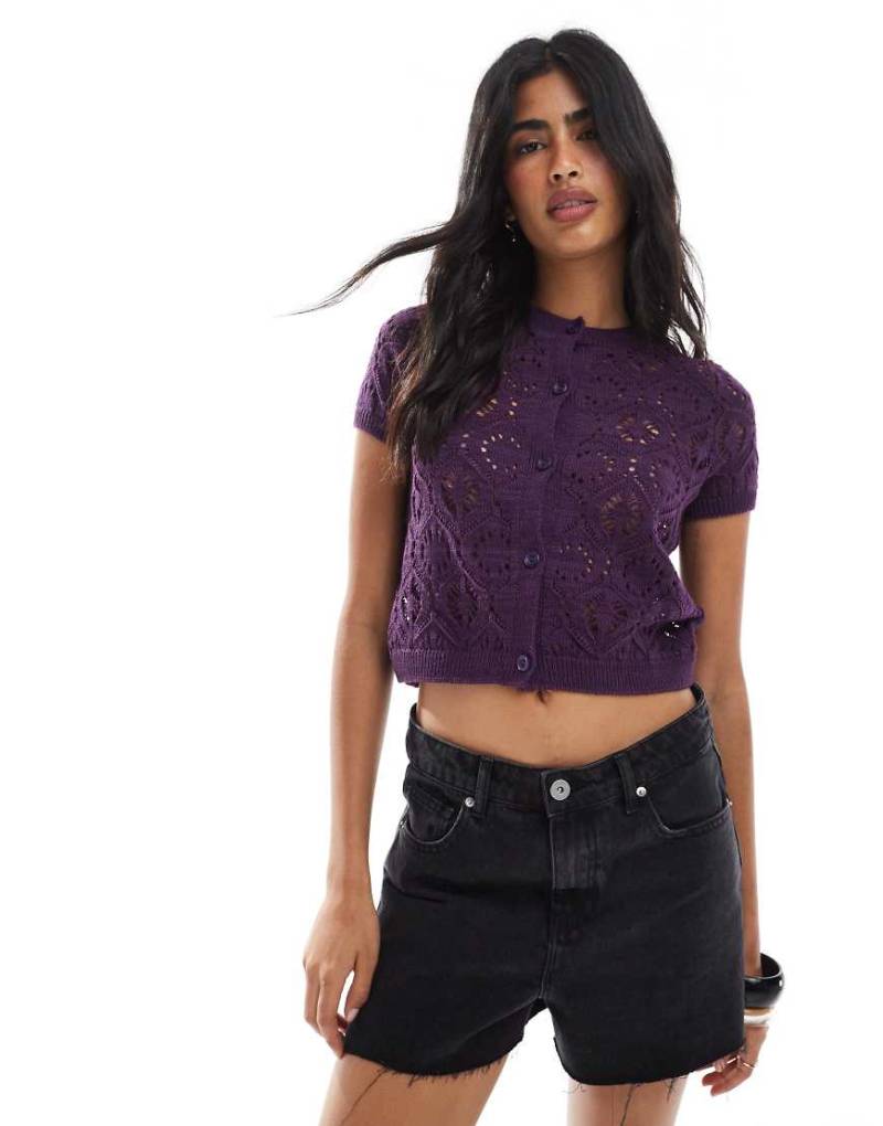 Miss Selfridge - Kurze Häkel-Strickjacke in Pflaume mit Puffärmeln-Rot von Miss Selfridge