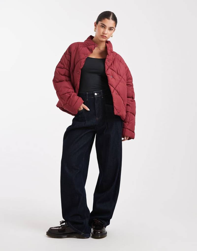Miss Selfridge - Kurze Oversize-Steppjacke in Kirschrot mit hohem Kragen Miss Selfridge - Kurze Oversize-Steppjacke in Kirschrot mit hohem Kragen von Miss Selfridge
