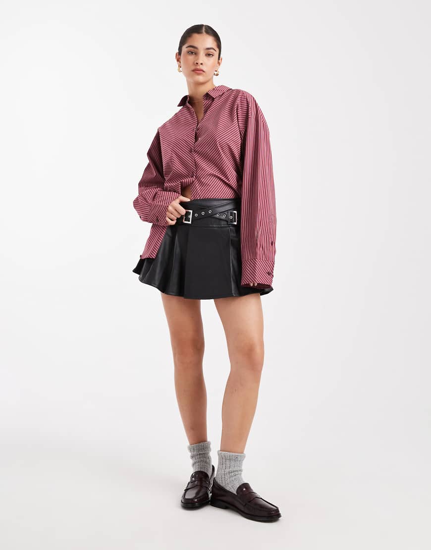 Miss Selfridge - Kurzer Kilt-Faltenrock aus Kunstleder in Schwarz mit Schnallen Miss Selfridge - Kurzer Kilt-Faltenrock aus Kunstleder in Schwarz mit Schnallen von Miss Selfridge