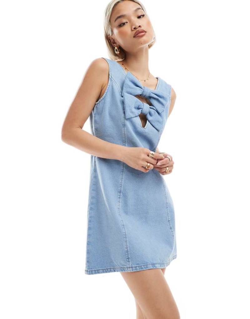 Miss Selfridge - Jeanskleid in hellblauer Waschung mit Schleifen vorne von Miss Selfridge