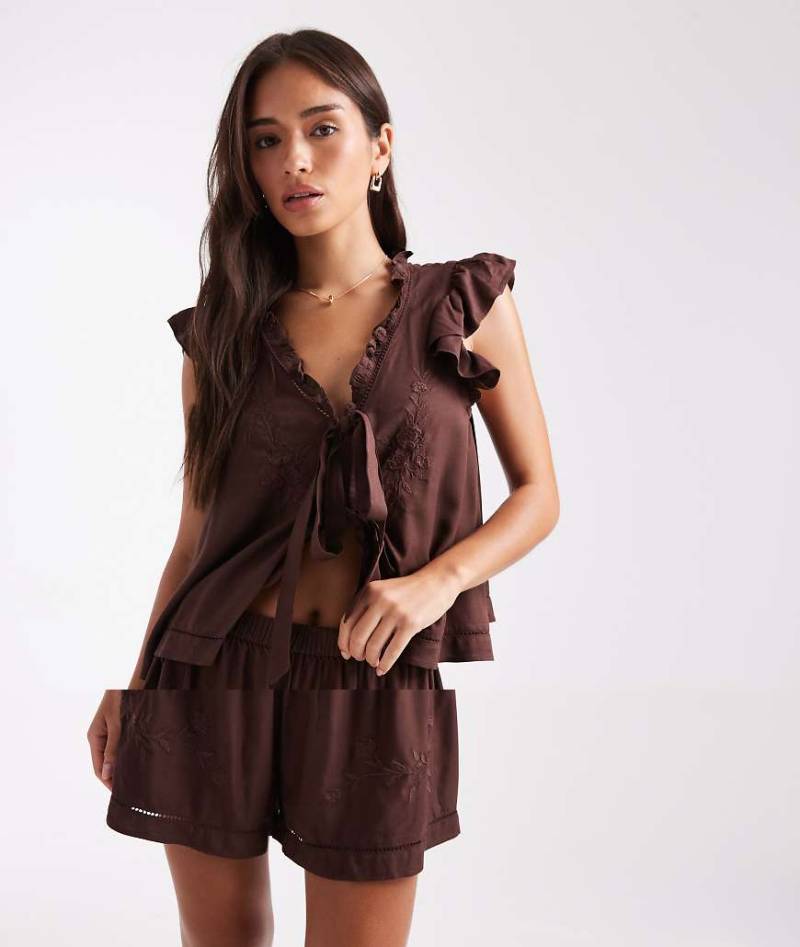Miss Selfridge - Kurzes Pyjama-Set in Schokobraun mit Rüschendetails-Brown Miss Selfridge - Kurzes Pyjama-Set in Schokobraun mit Rüschendetails-Brown von Miss Selfridge