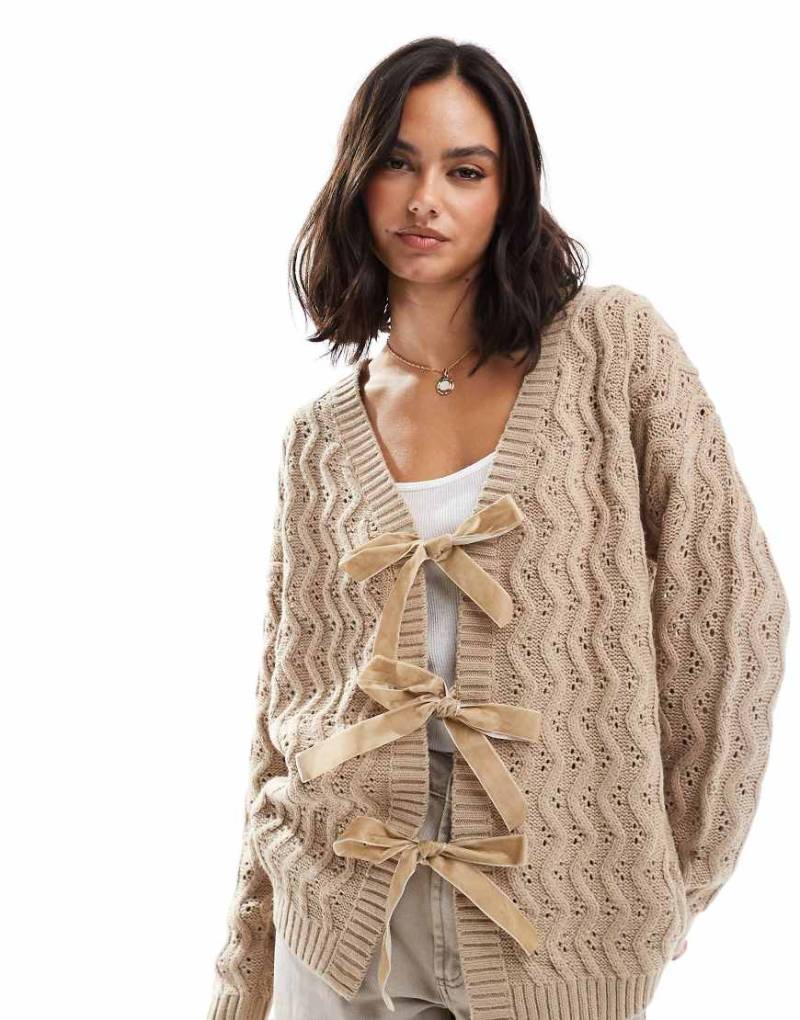 Miss Selfridge - Länger geschnittene Strickjacke in Kamelbraun mit Zopfmuster und Samtschleifen-Neutral von Miss Selfridge