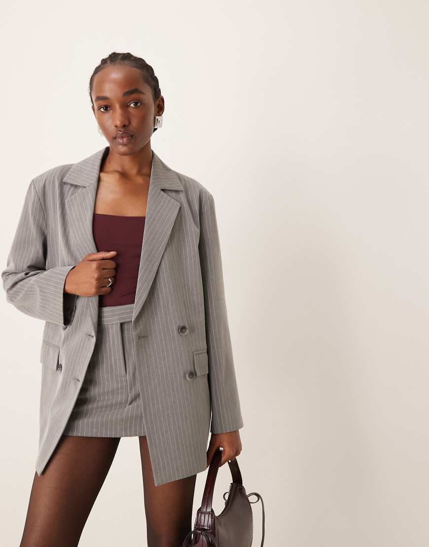 Miss Selfridge - Lässiger, zweireihiger Oversize-Blazer in Grau mit Nadelstreifen, Kombiteil Miss Selfridge - Lässiger, zweireihiger Oversize-Blazer in Grau mit Nadelstreifen, Kombiteil von Miss Selfridge