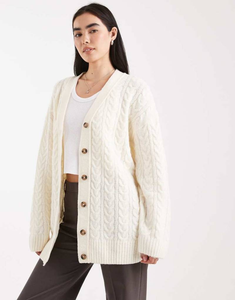 Miss Selfridge - Lang geschnittene Oversize-Strickjacke in Creme mit Zopfmuster-Weiß Miss Selfridge - Lang geschnittene Oversize-Strickjacke in Creme mit Zopfmuster-Weiß von Miss Selfridge