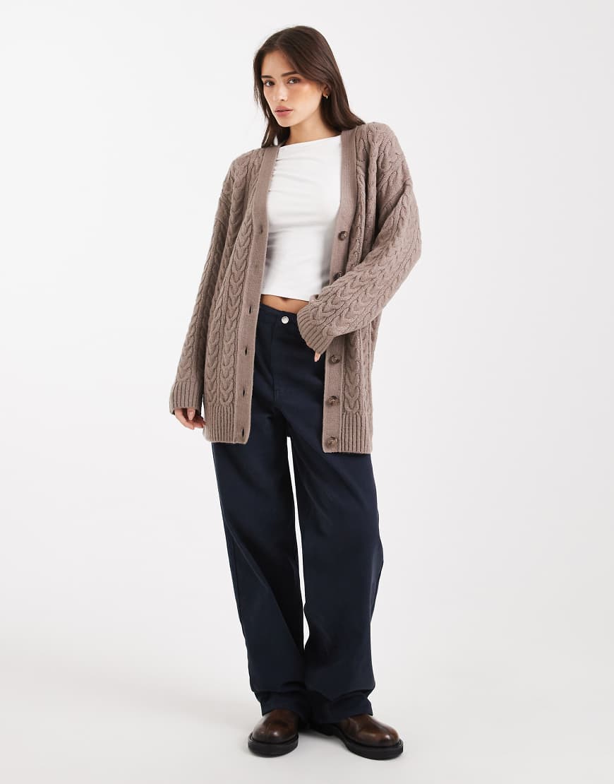 Miss Selfridge - Lang geschnittene Oversize-Strickjacke in Mokka mit Zopfmuster-Brown von Miss Selfridge