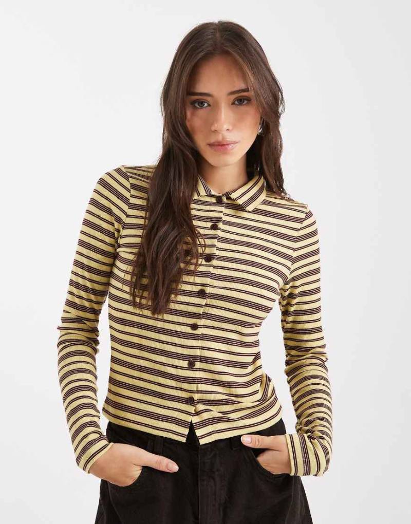 Miss Selfridge - Langärmlige, figurbetonte Hemdbluse in gestreiftem Buttermilchgelb mit Knopfleiste-Bunt von Miss Selfridge