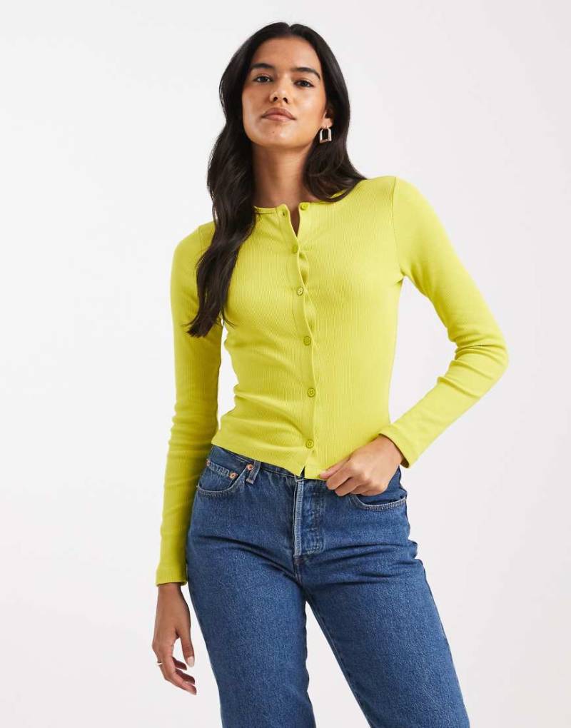 Miss Selfridge - Langärmlige, taillierte Strickjacke in Limettengrün mit Rippenmuster Miss Selfridge - Langärmlige, taillierte Strickjacke in Limettengrün mit Rippenmuster von Miss Selfridge