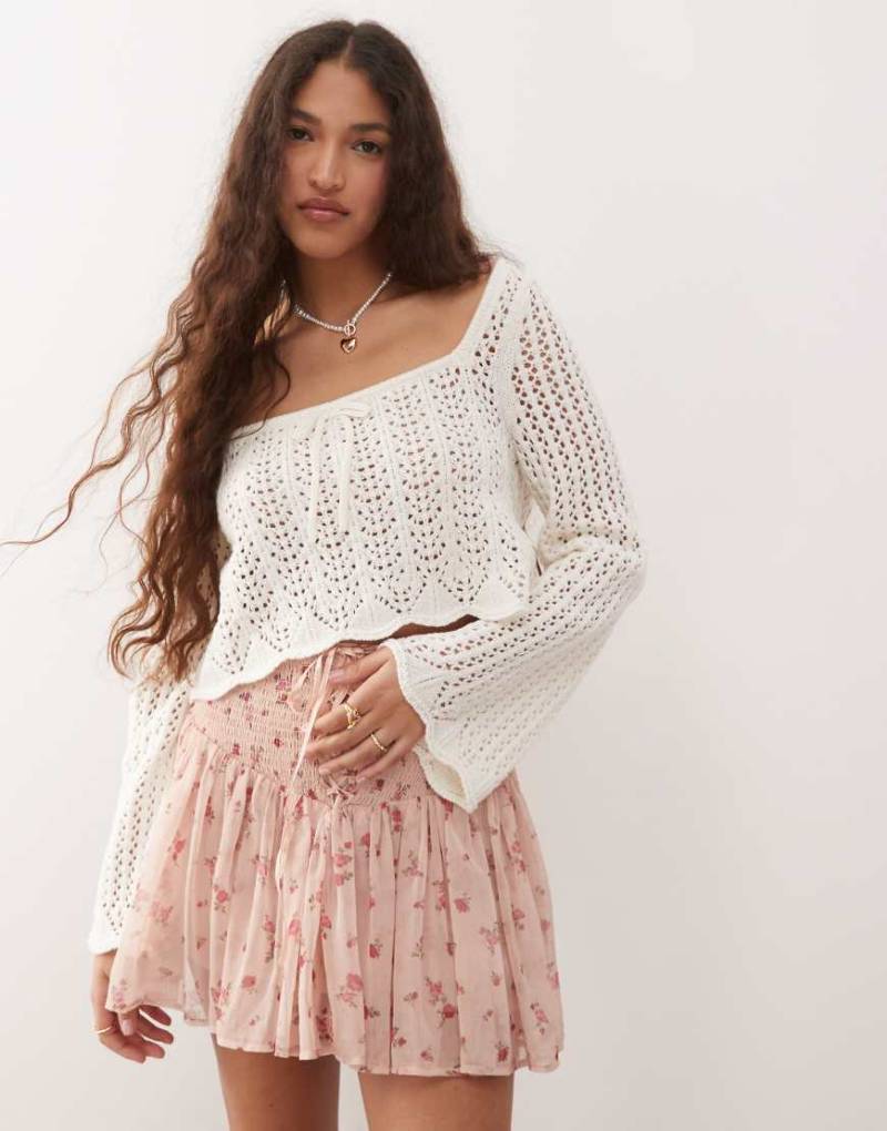 Miss Selfridge - Langärmliger Häkel-Pullover in Creme mit eckigem Ausschnitt-Weiß von Miss Selfridge