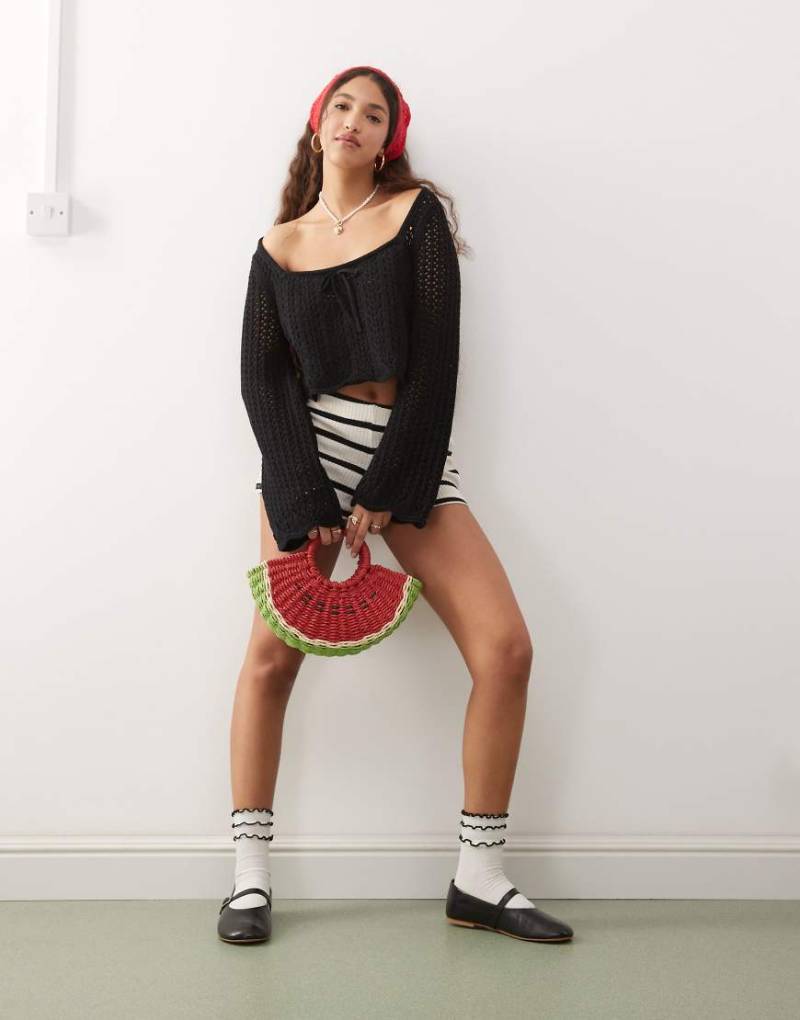 Miss Selfridge - Langärmliger Häkel-Pullover in Schwarz mit eckigem Ausschnitt von Miss Selfridge