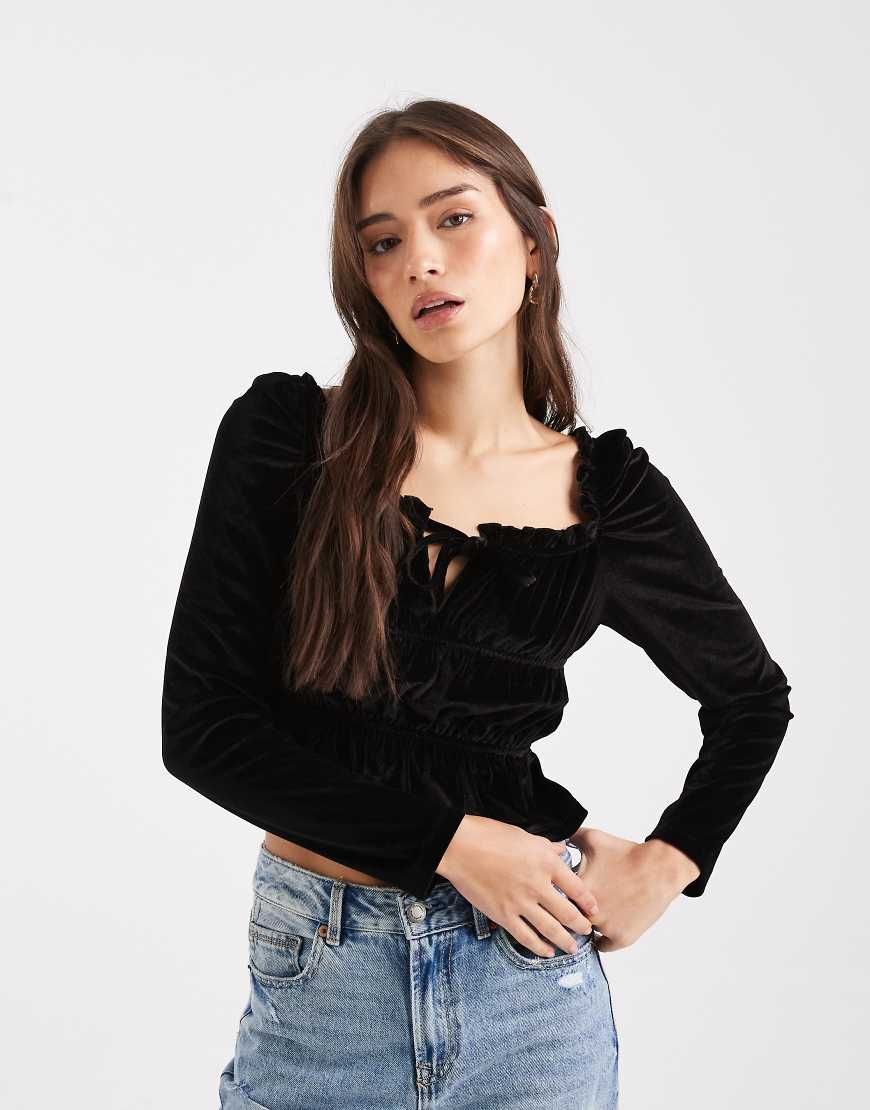 Miss Selfridge - Langärmliges, gerafftes Top aus schwarzem Samt mit Bindeband auf der Vorderseite von Miss Selfridge