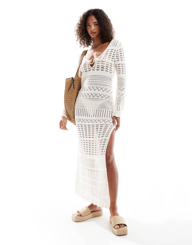 Miss Selfridge - Langärmliges Maxikleid aus Häkelstrick in Creme mit Ringverzierung-Weiß von Miss Selfridge