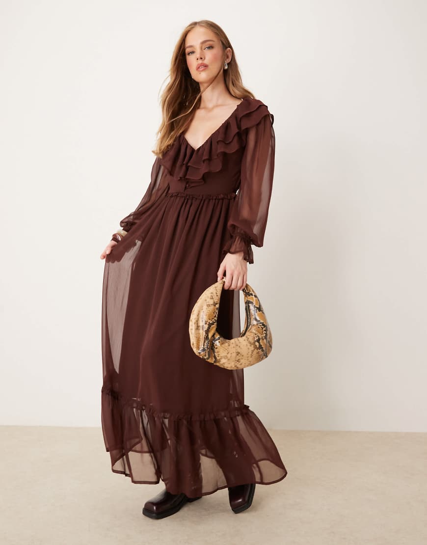 Miss Selfridge - Langärmliges Maxikleid in Schokobraun mit Rüschen von Miss Selfridge