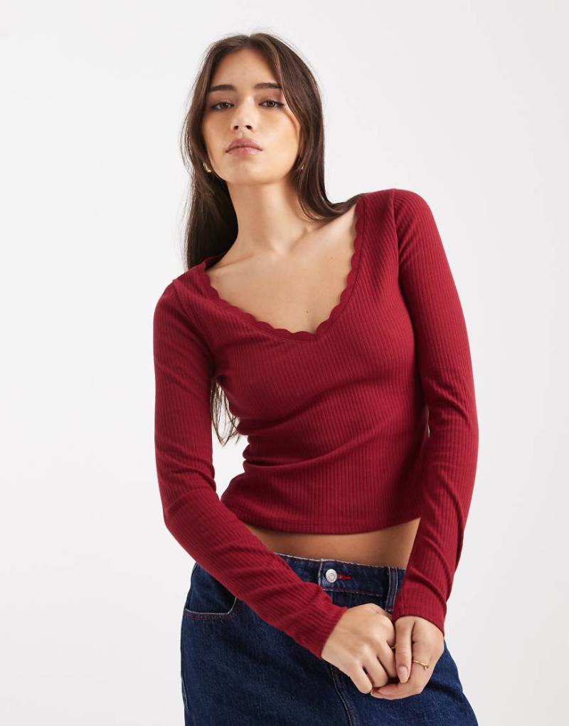 Miss Selfridge - Langärmliges Oberteil in Rot mit Muschelsaum-Bunt von Miss Selfridge