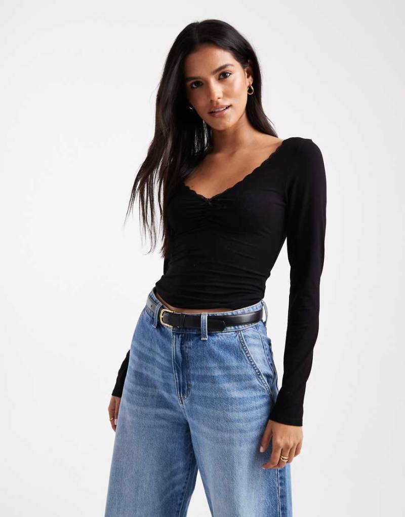 Miss Selfridge - Langärmliges Oberteil in Schwarz mit geraffter Vorderseite und Zierschleife von Miss Selfridge