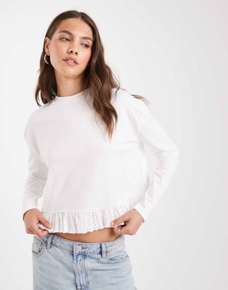 Miss Selfridge - Langärmliges Shirt in Weiß mit Rüschensaum von Miss Selfridge