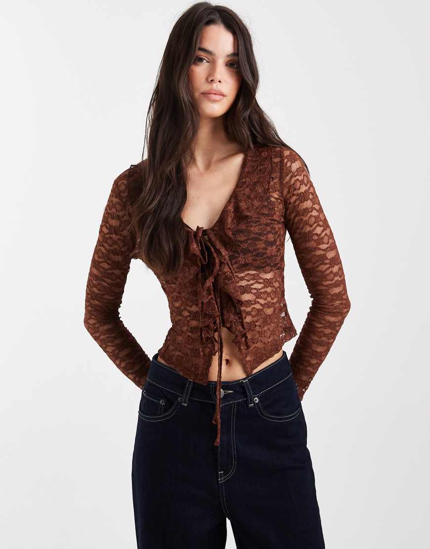 Miss Selfridge - Langärmliges Spitzen-Oberteil in Braun mit Rüschendetail-Brown von Miss Selfridge