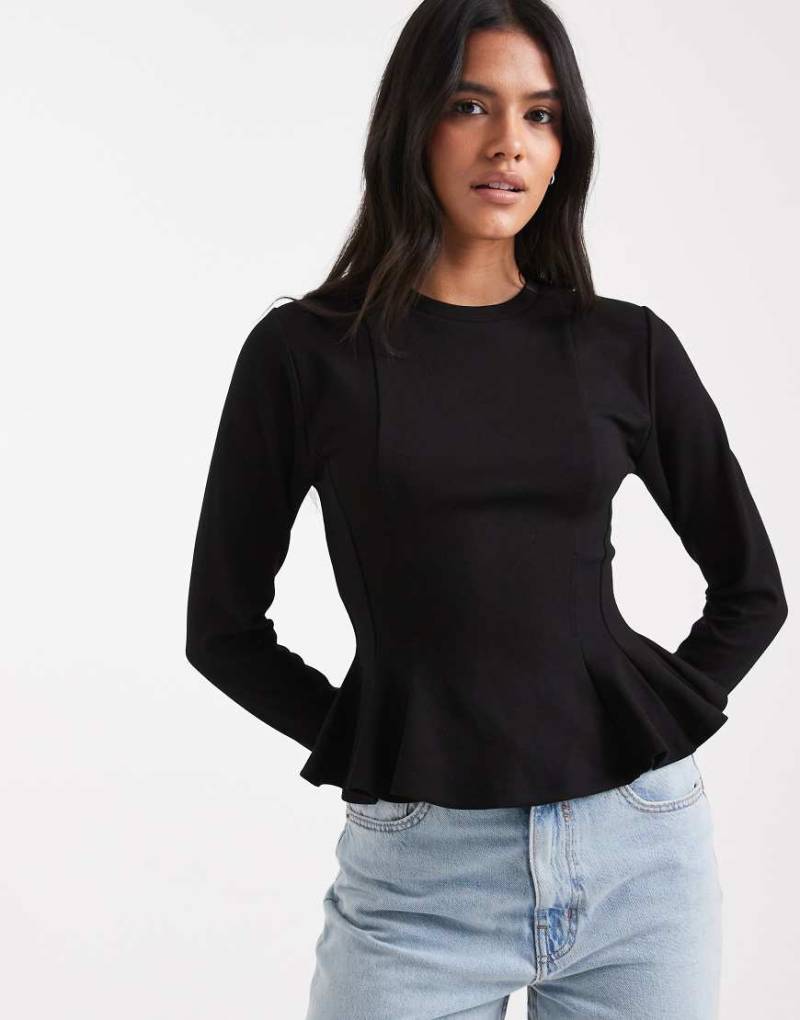 Miss Selfridge - Langärmliges T-Shirt in Schwarz mit Schößchen-Detail von Miss Selfridge