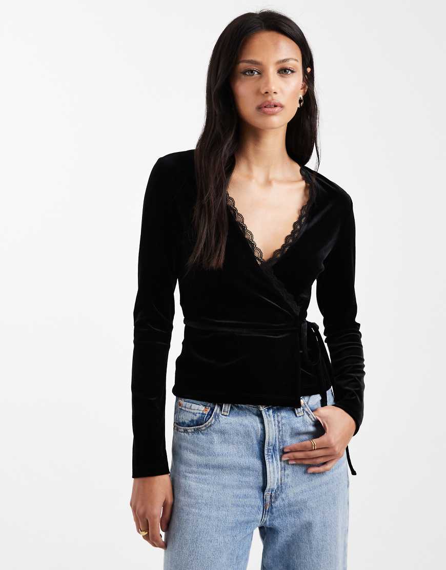 Miss Selfridge - Langärmliges Wickeloberteil aus Samt in Schwarz von Miss Selfridge