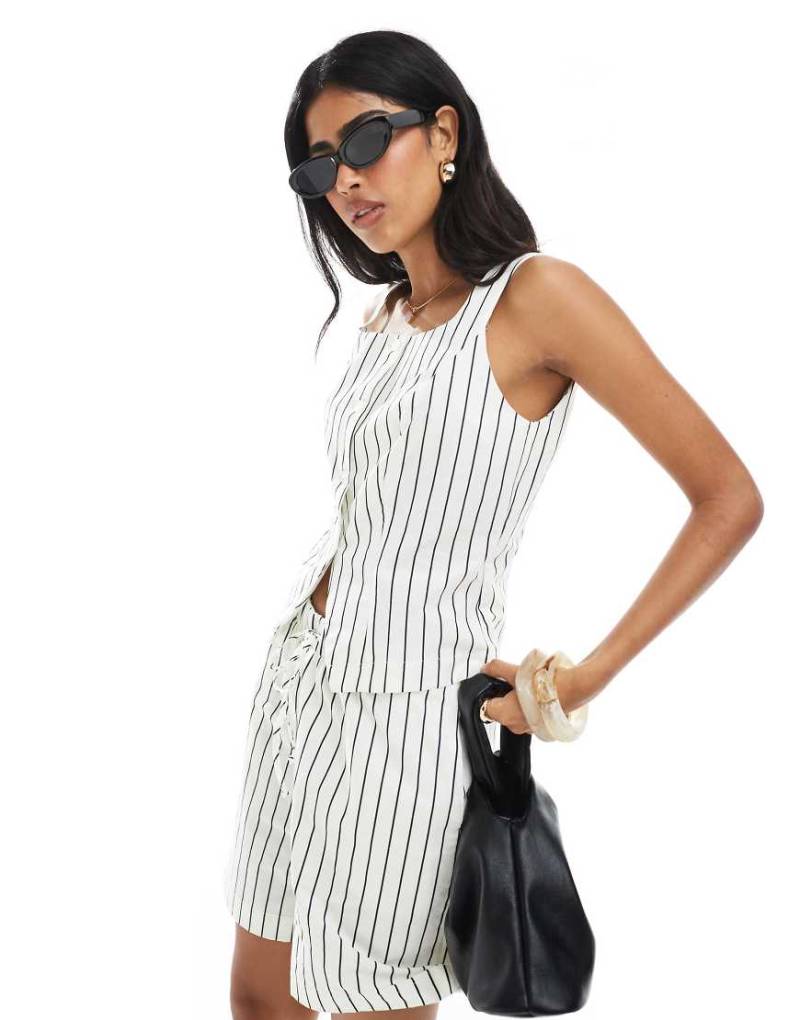 Miss Selfridge - Leinen-Weste mit Streifenmuster in neutralen Farben, Kombiteil-Weiß von Miss Selfridge