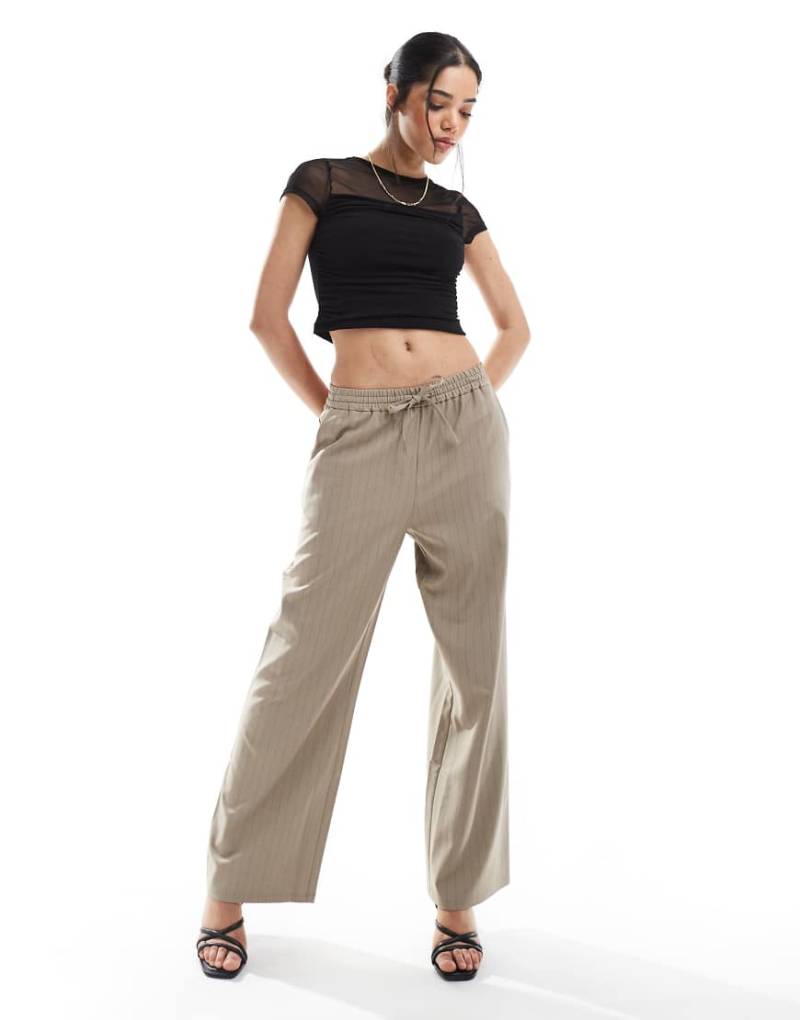 Miss Selfridge - Locker geschnittene Jogginghose in Hellbraun mit Nadelstreifen von Miss Selfridge