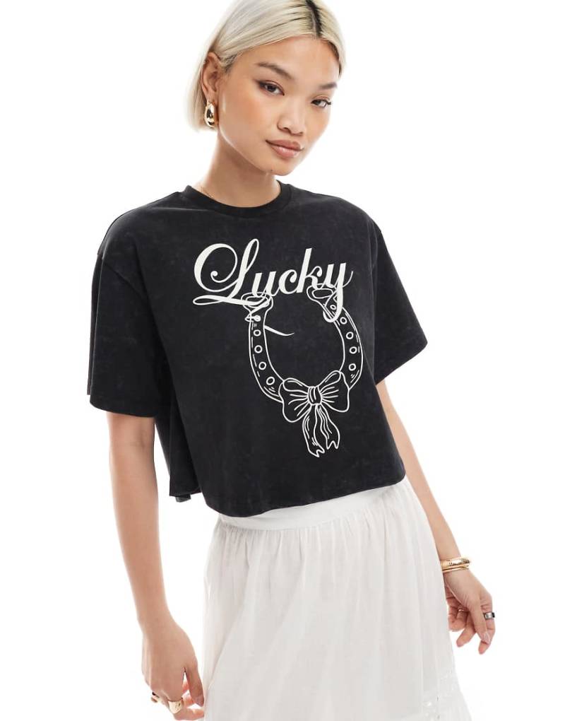 Miss Selfridge - Lockeres, weites Cropped-T-Shirt in schwarzer Acid-Waschung mit „Lucky"-Hufeisenprint von Miss Selfridge