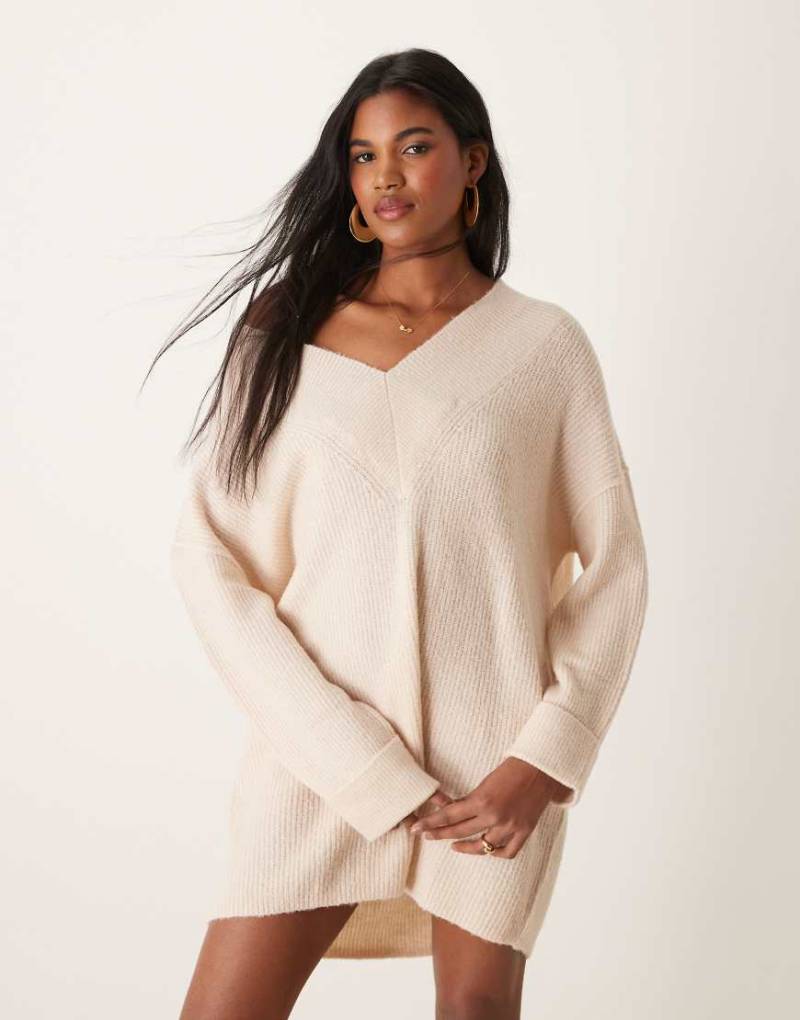 Miss Selfridge - Lockeres Minikleid in Cremeweiß mit V-Ausschnitt von Miss Selfridge