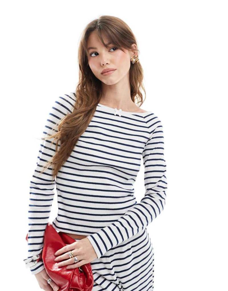 Miss Selfridge - Marineblaues gestreiftes Langarmshirt mit U-Boot-Ausschnitt, Kombiteil von Miss Selfridge