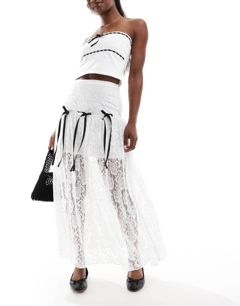 Miss Selfridge - Maxi-Stufenrock in Elfenbein mit Spitze und Schleifendetails-Weiß von Miss Selfridge