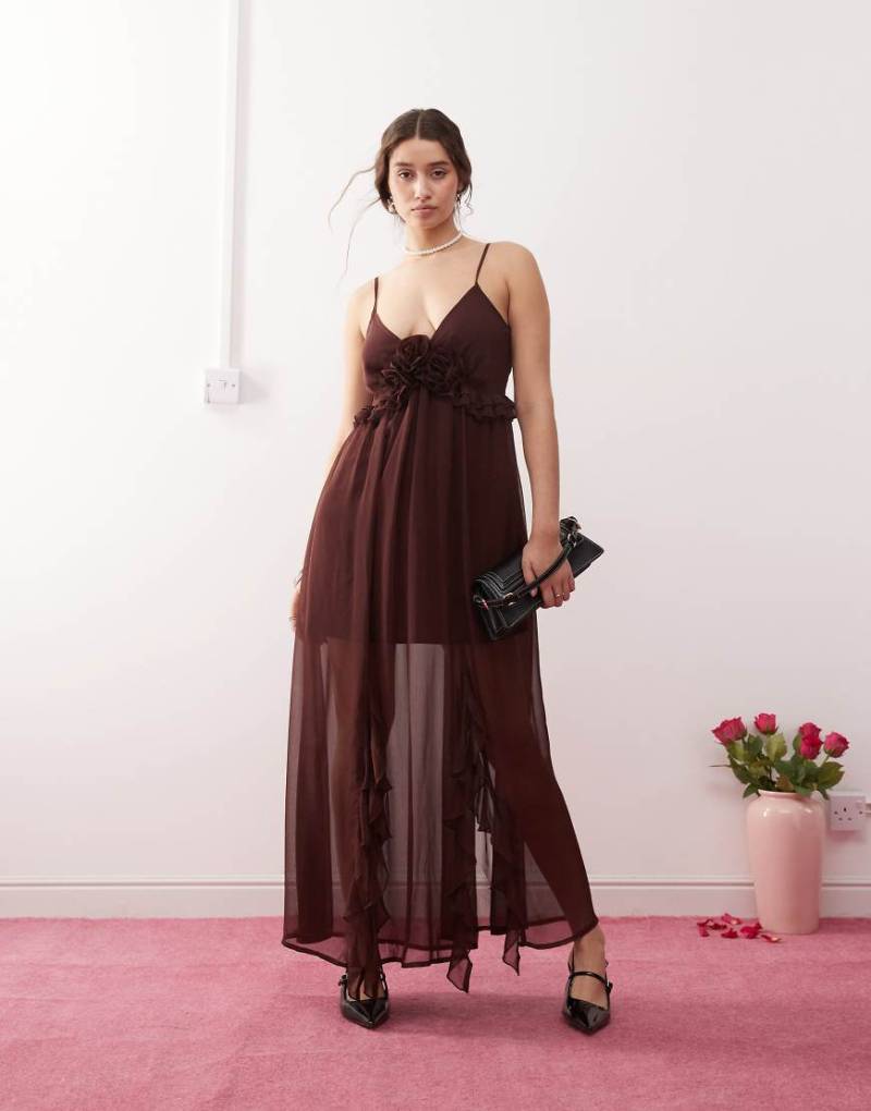 Miss Selfridge - Maxi-Trägerkleid aus Chiffon in Braun mit Korsagendetail von Miss Selfridge