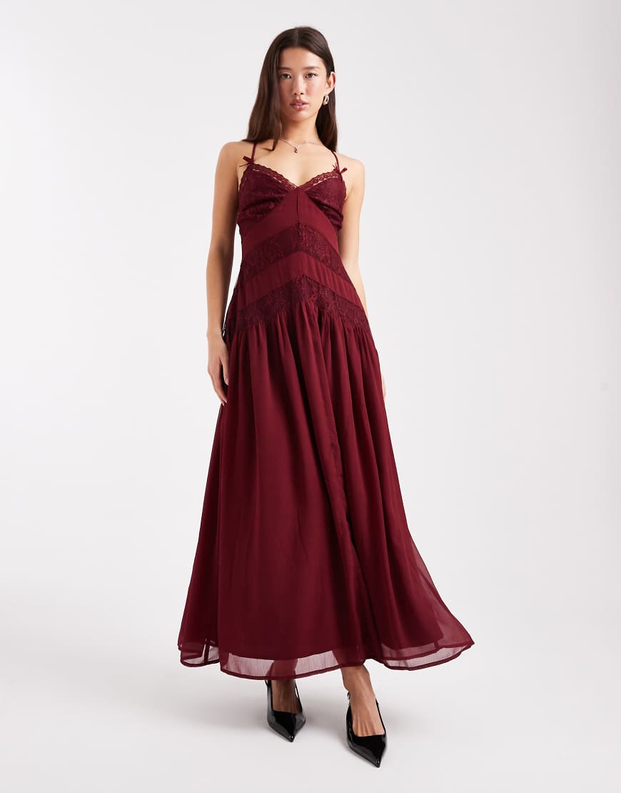 Miss Selfridge - Maxi-Trägerkleid aus Chiffon und Spitze in Blutrot von Miss Selfridge