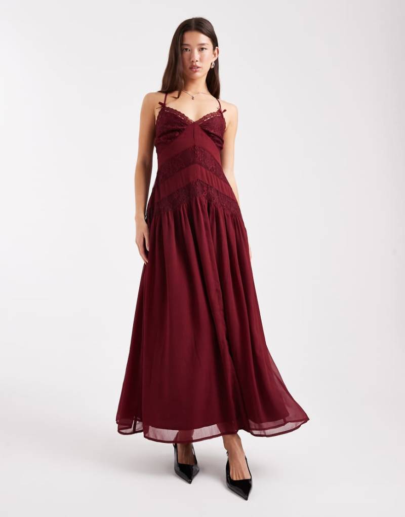 Miss Selfridge - Maxi-Trägerkleid aus Chiffon und Spitze in Blutrot von Miss Selfridge