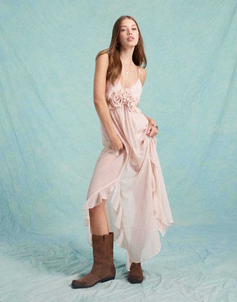 Miss Selfridge - Maxi-Trägerkleid in Rosa mit Ansteckblumenverzierung von Miss Selfridge