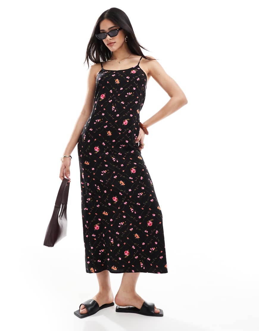 Miss Selfridge - Maxi-Trägerkleid in Schwarz mit Blümchenmuster, schmalen Trägern und U-Ausschnitt von Miss Selfridge