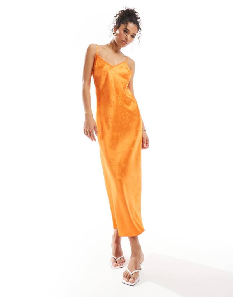 Miss Selfridge - Maxikleid aus Satin mit Jacquardmuster in Orange mit Rückenträgern Miss Selfridge - Maxikleid aus Satin mit Jacquardmuster in Orange mit Rückenträgern von Miss Selfridge
