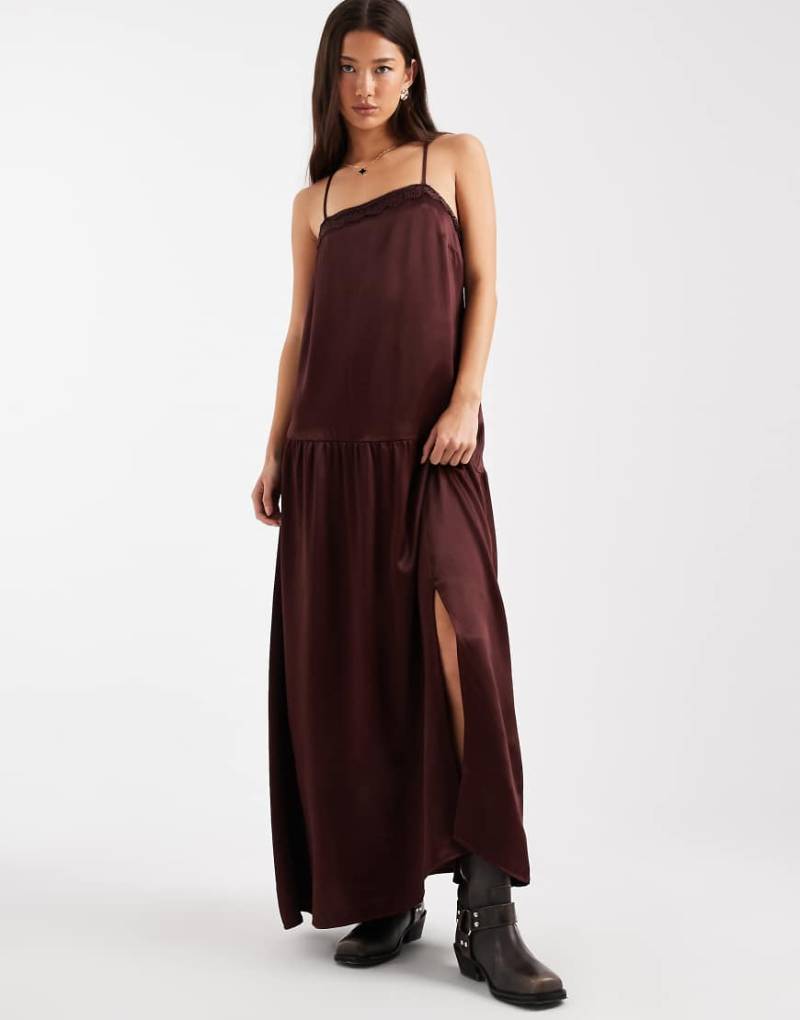 Miss Selfridge - Maxikleid aus Satin mit Muschelsaum in Schokobraun-Brown von Miss Selfridge