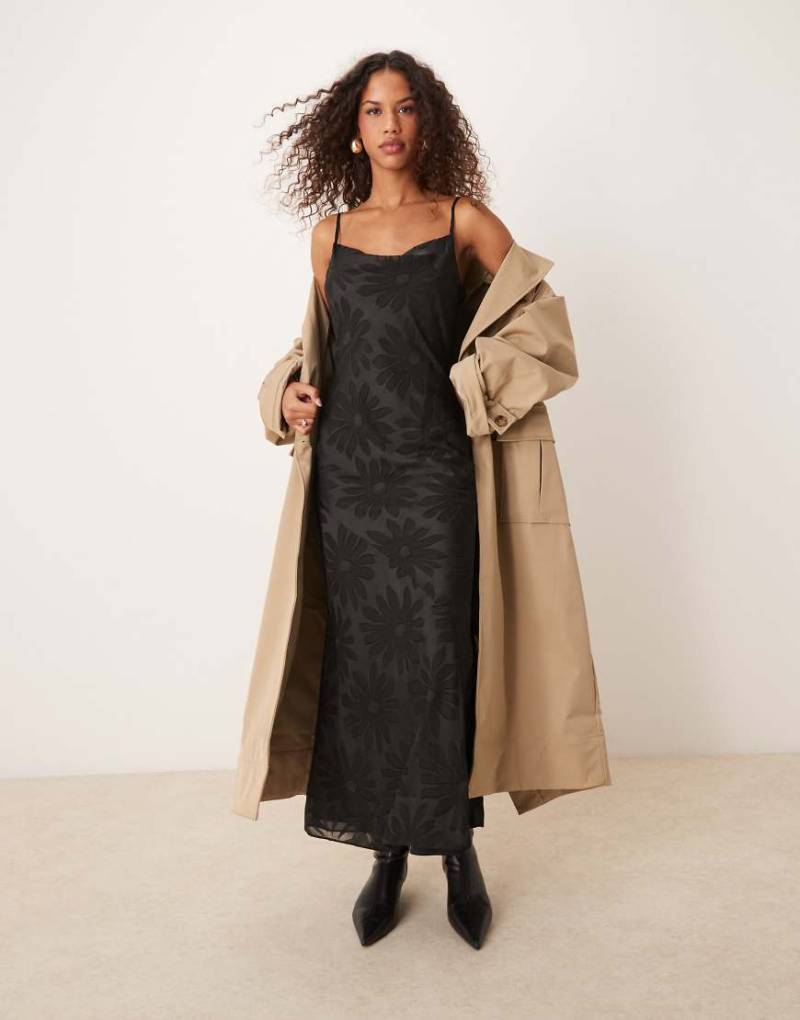 Miss Selfridge - Maxikleid aus floralem Jacquard-Satin in Schwarz von Miss Selfridge