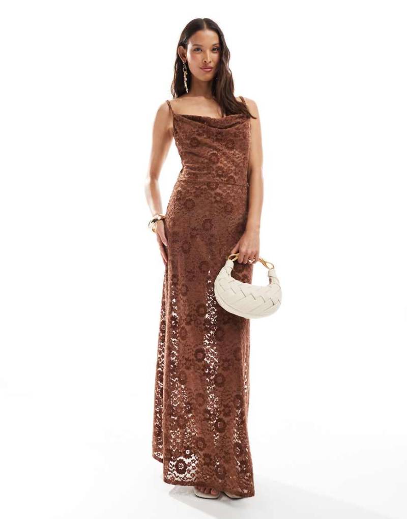 Miss Selfridge - Maxikleid aus transparenter Spitze in Schokobraun mit Wasserfallausschnitt und Saumschlitz von Miss Selfridge