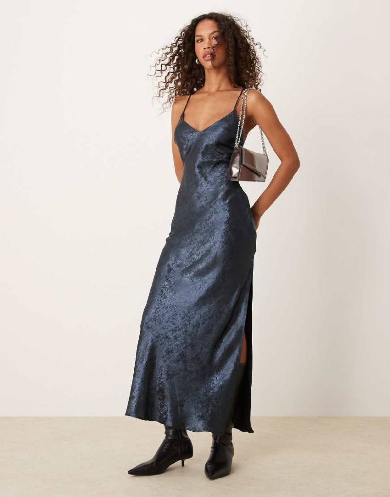 Miss Selfridge - Maxikleid in Metallic-Blau mit Riemchenträgern von Miss Selfridge