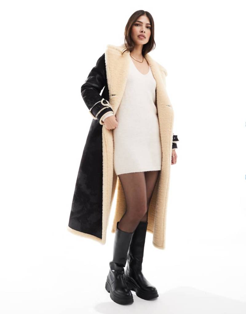 Miss Selfridge - Maximantel in Schwarz mit kontrastierendem Teddyfell-Gürtel von Miss Selfridge