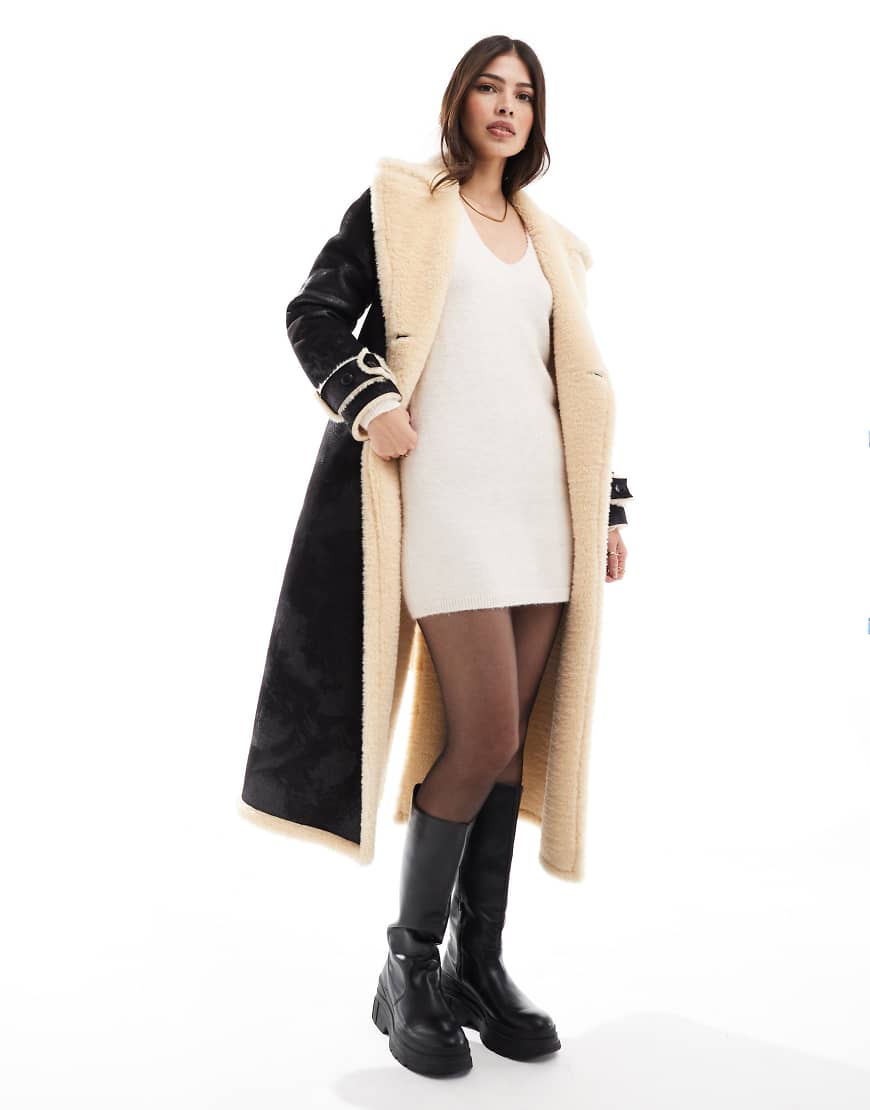 Miss Selfridge - Maximantel in Schwarz mit kontrastierendem Teddyfell-Gürtel von Miss Selfridge