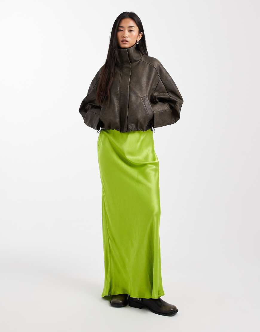 Miss Selfridge - Maxirock aus Satin in Grün mit Schrägschnitt und Zierschleife von Miss Selfridge