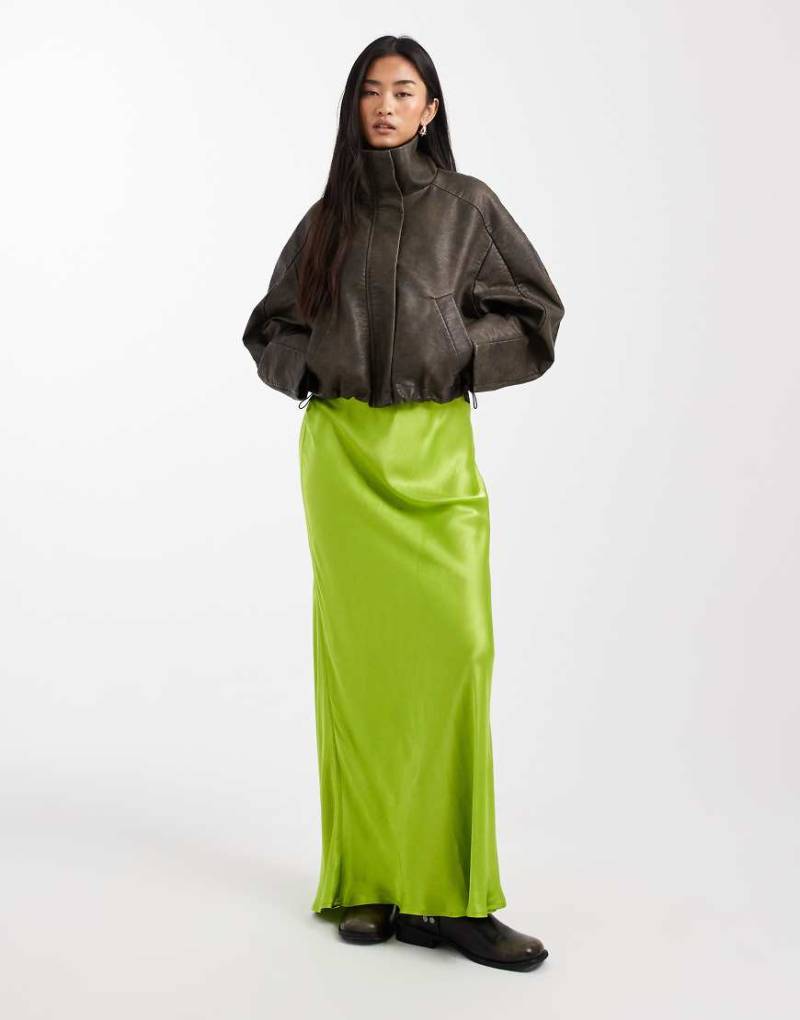 Miss Selfridge - Maxirock aus Satin in Grün mit Schrägschnitt und Zierschleife von Miss Selfridge