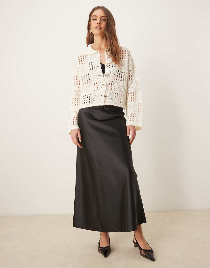 Miss Selfridge - Maxirock aus Satin in Schwarz Miss Selfridge - Maxirock aus Satin in Schwarz von Miss Selfridge